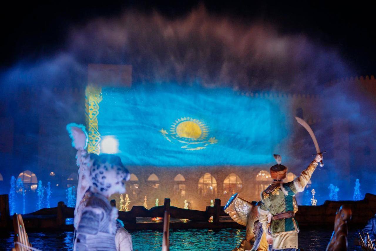 Karavansaray Turkistan Harbour Hotel -Flying Theatre Access Buitenkant foto The flag of Kazakhstan