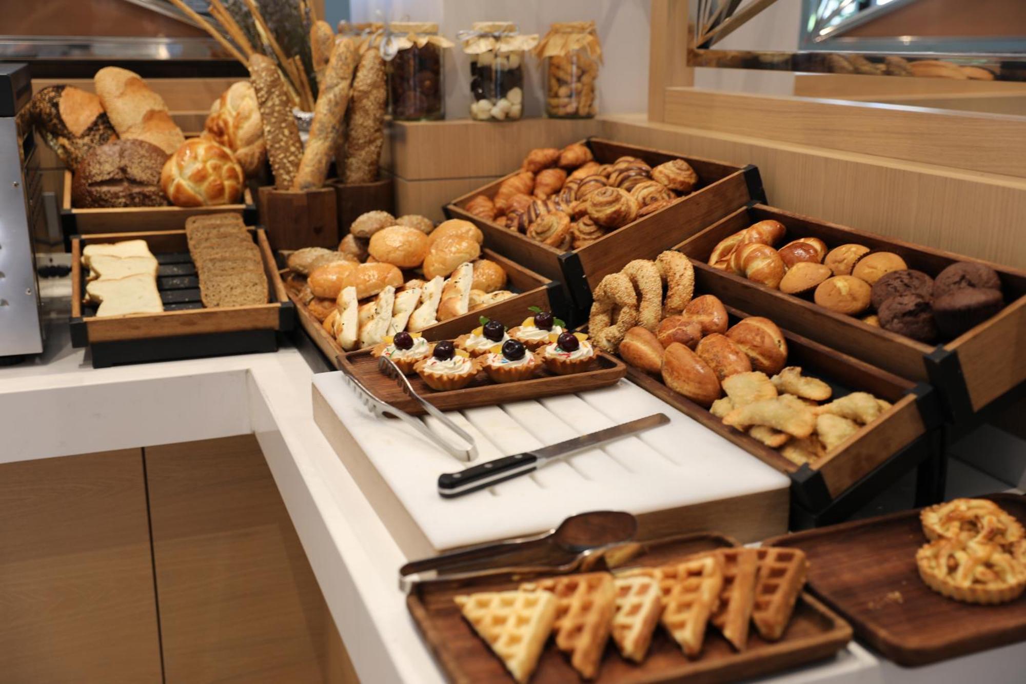 Karavansaray Turkistan Harbour Hotel -Flying Theatre Access Buitenkant foto A bread station