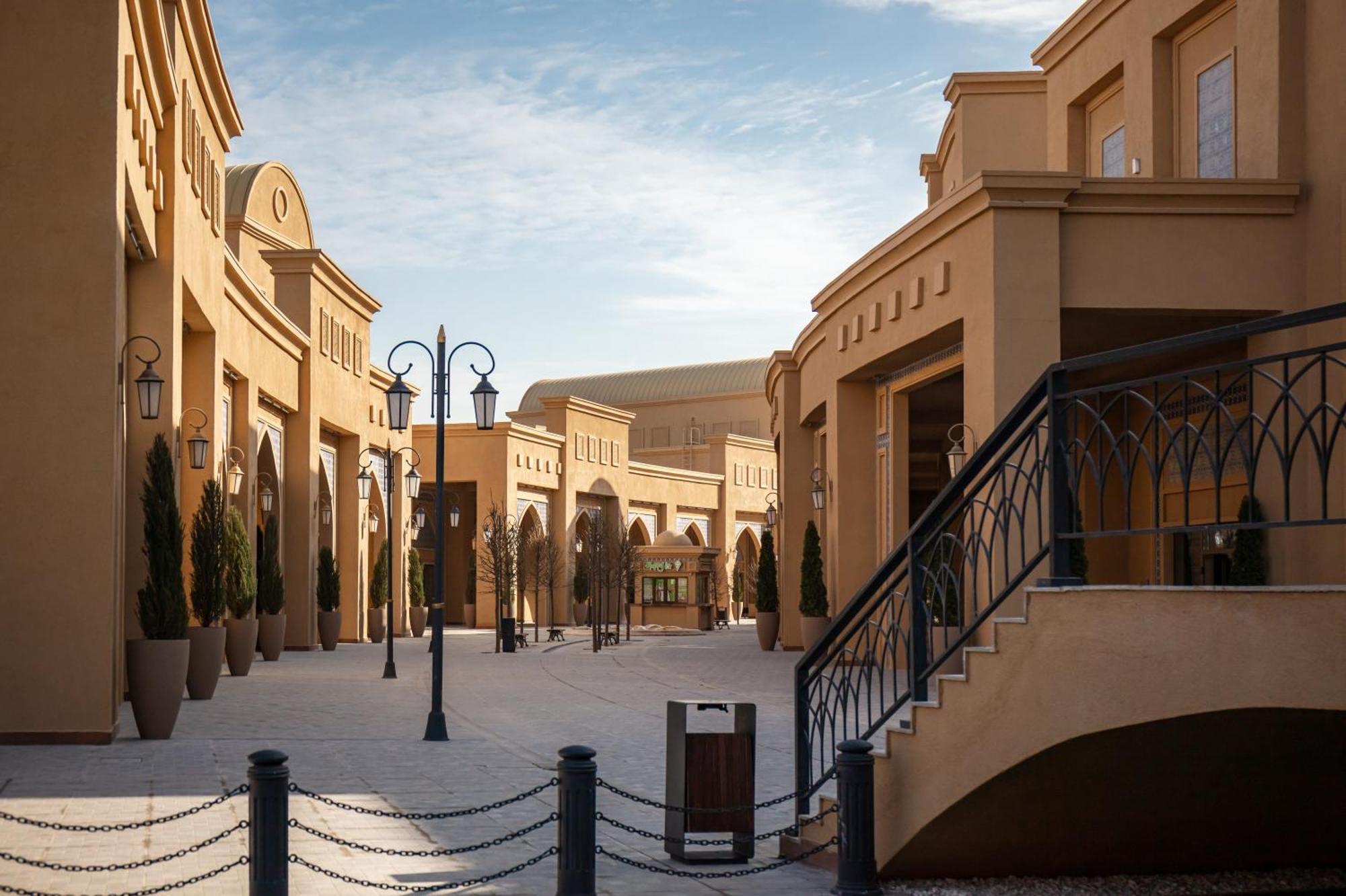 Karavansaray Turkistan Harbour Hotel -Flying Theatre Access Buitenkant foto The Village Outlet Mall