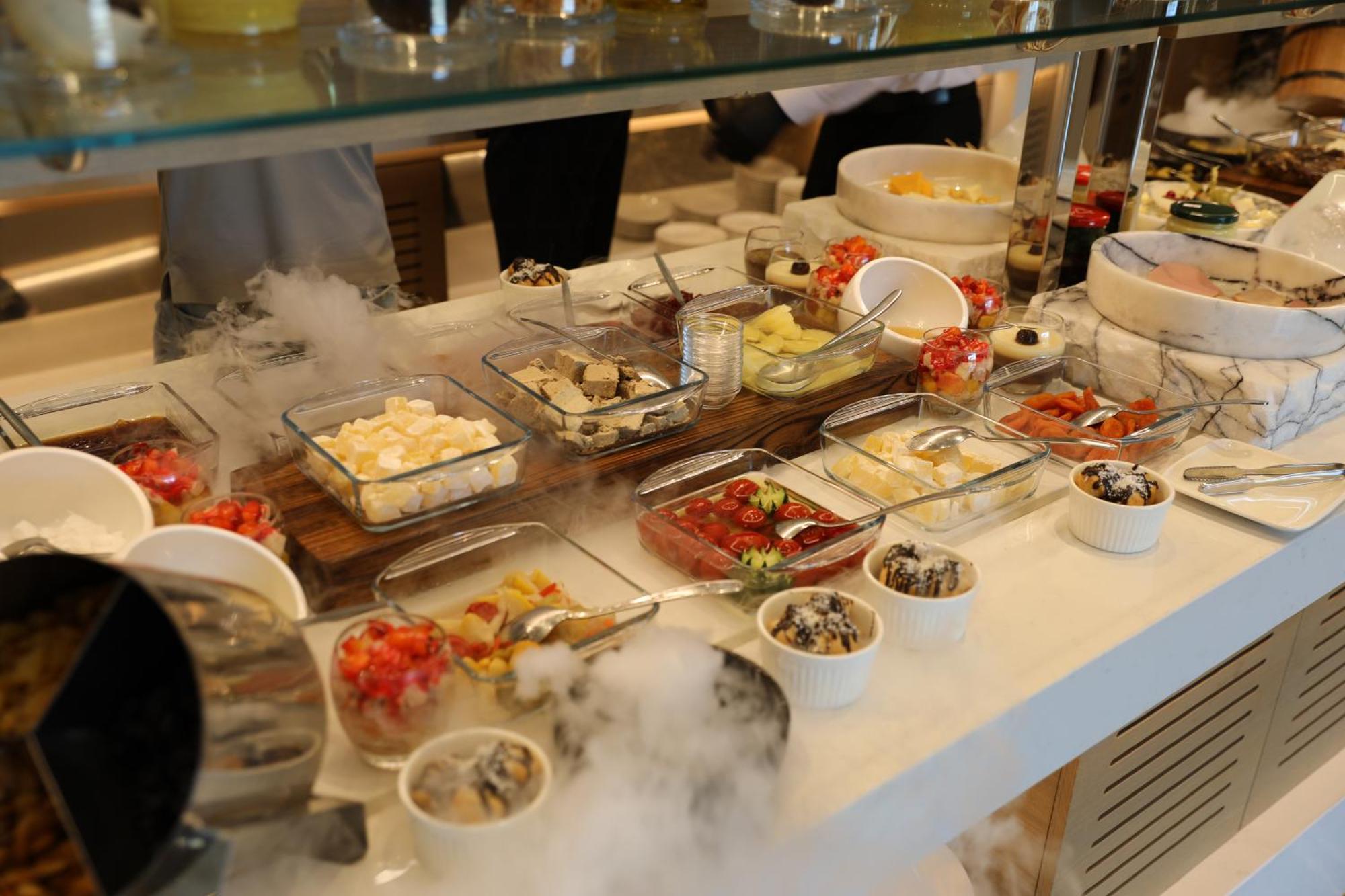 Karavansaray Turkistan Harbour Hotel -Flying Theatre Access Buitenkant foto A dessert buffet