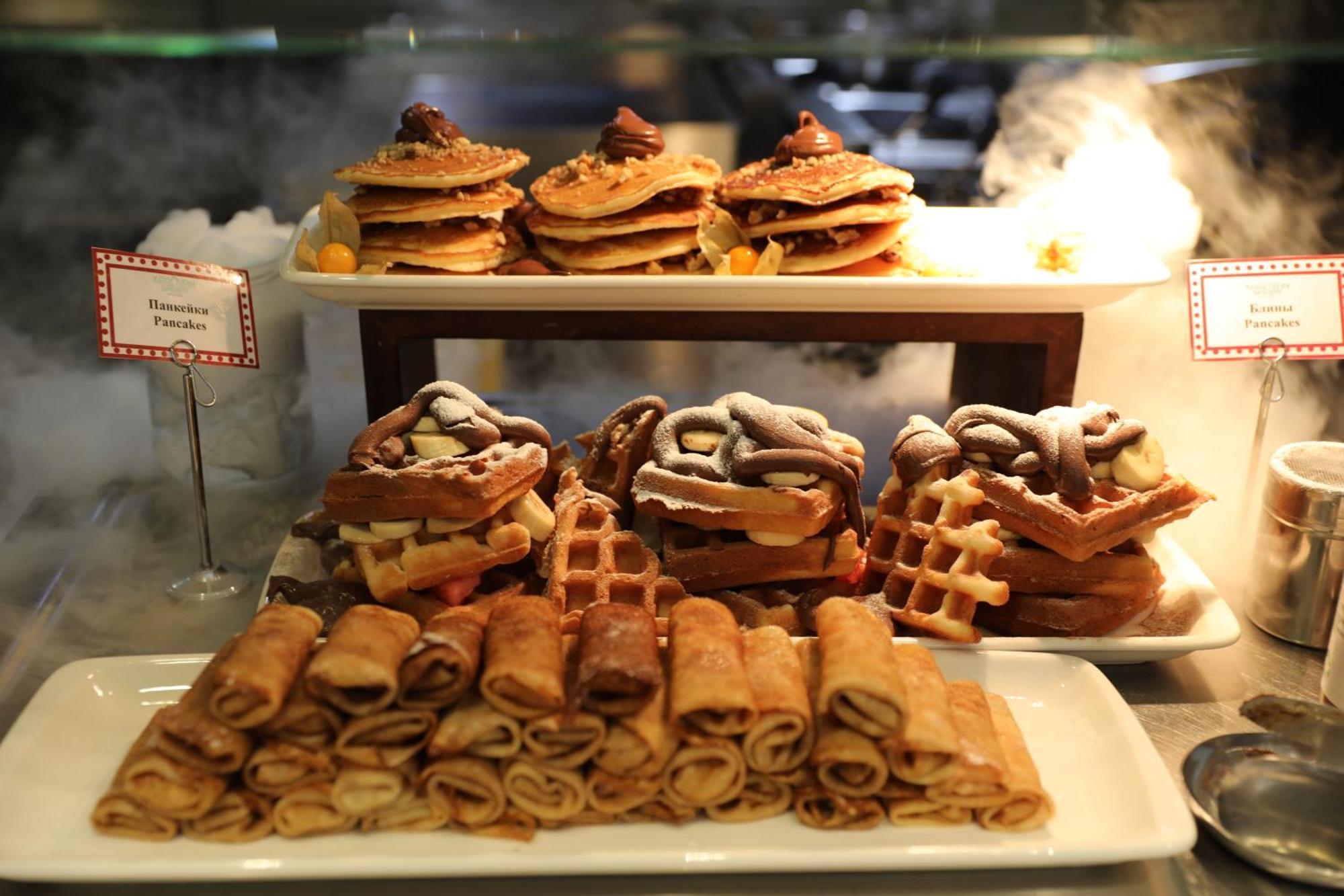 Karavansaray Turkistan Harbour Hotel -Flying Theatre Access Buitenkant foto A display of various Italian pastries