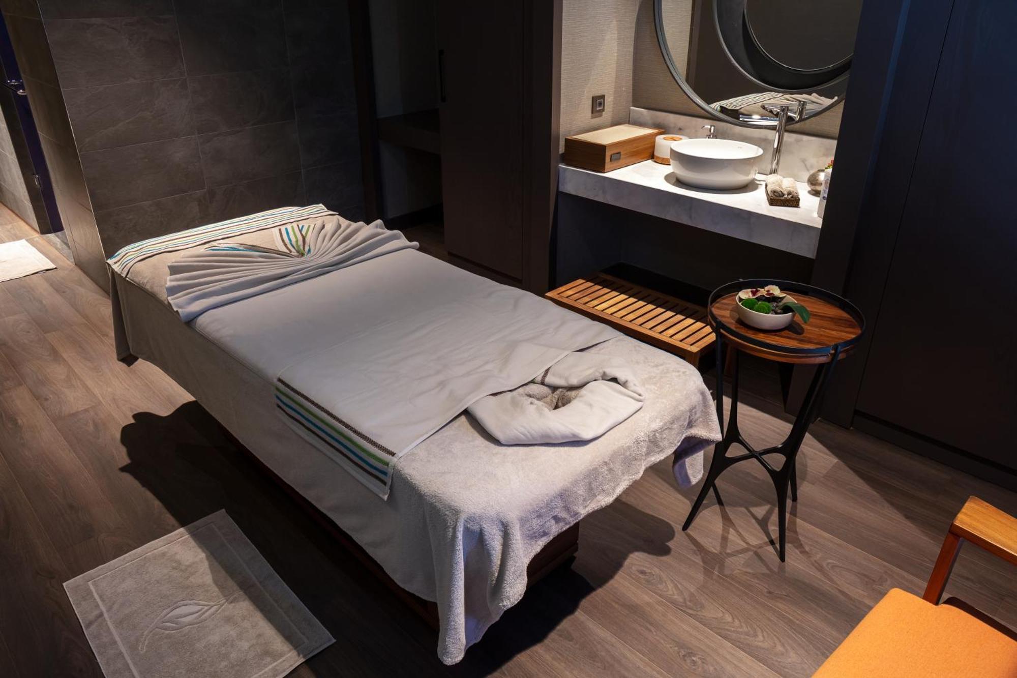 Karavansaray Turkistan Harbour Hotel -Flying Theatre Access Buitenkant foto Massage bed