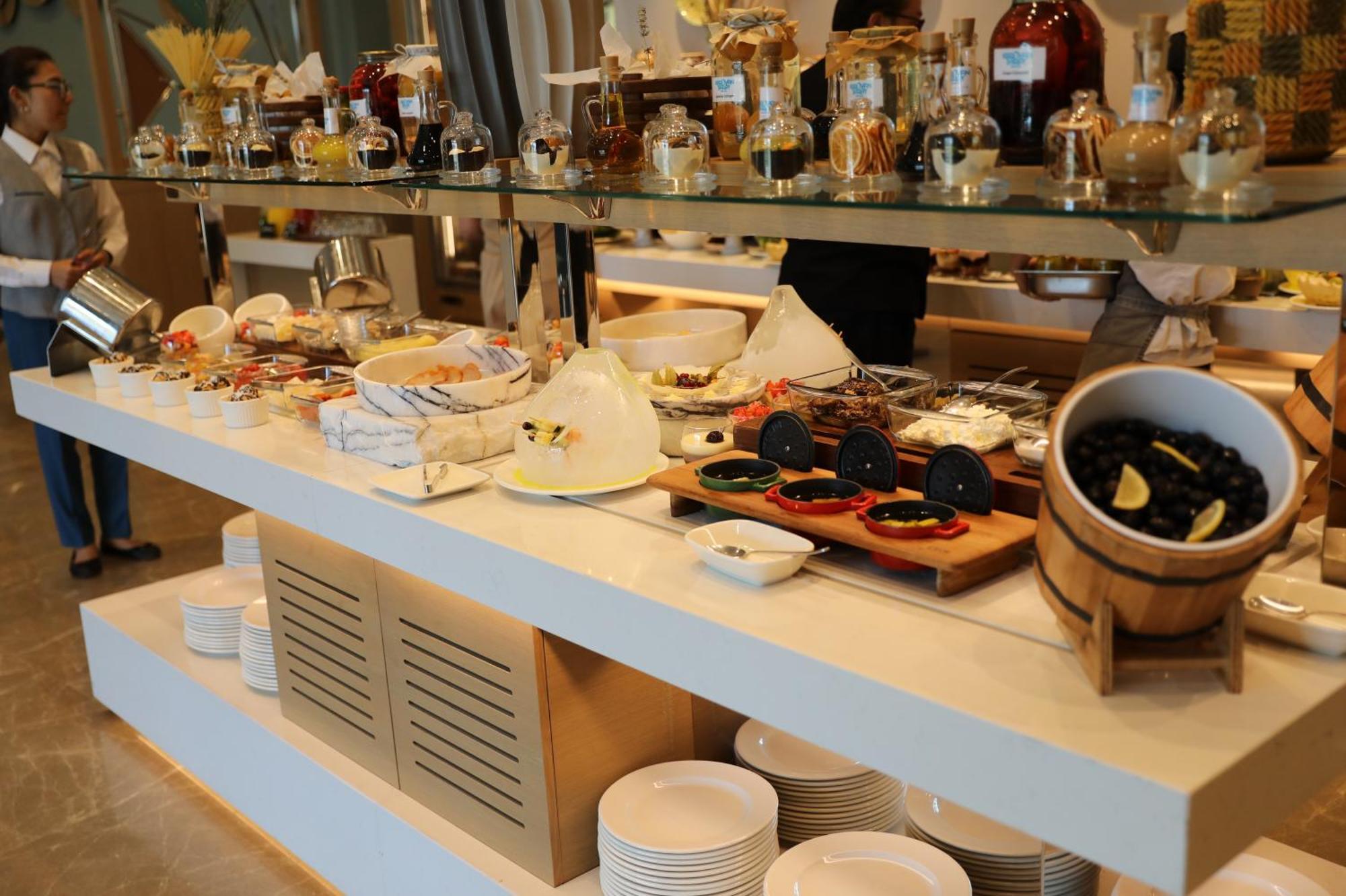 Karavansaray Turkistan Harbour Hotel -Flying Theatre Access Buitenkant foto A buffet at a hotel