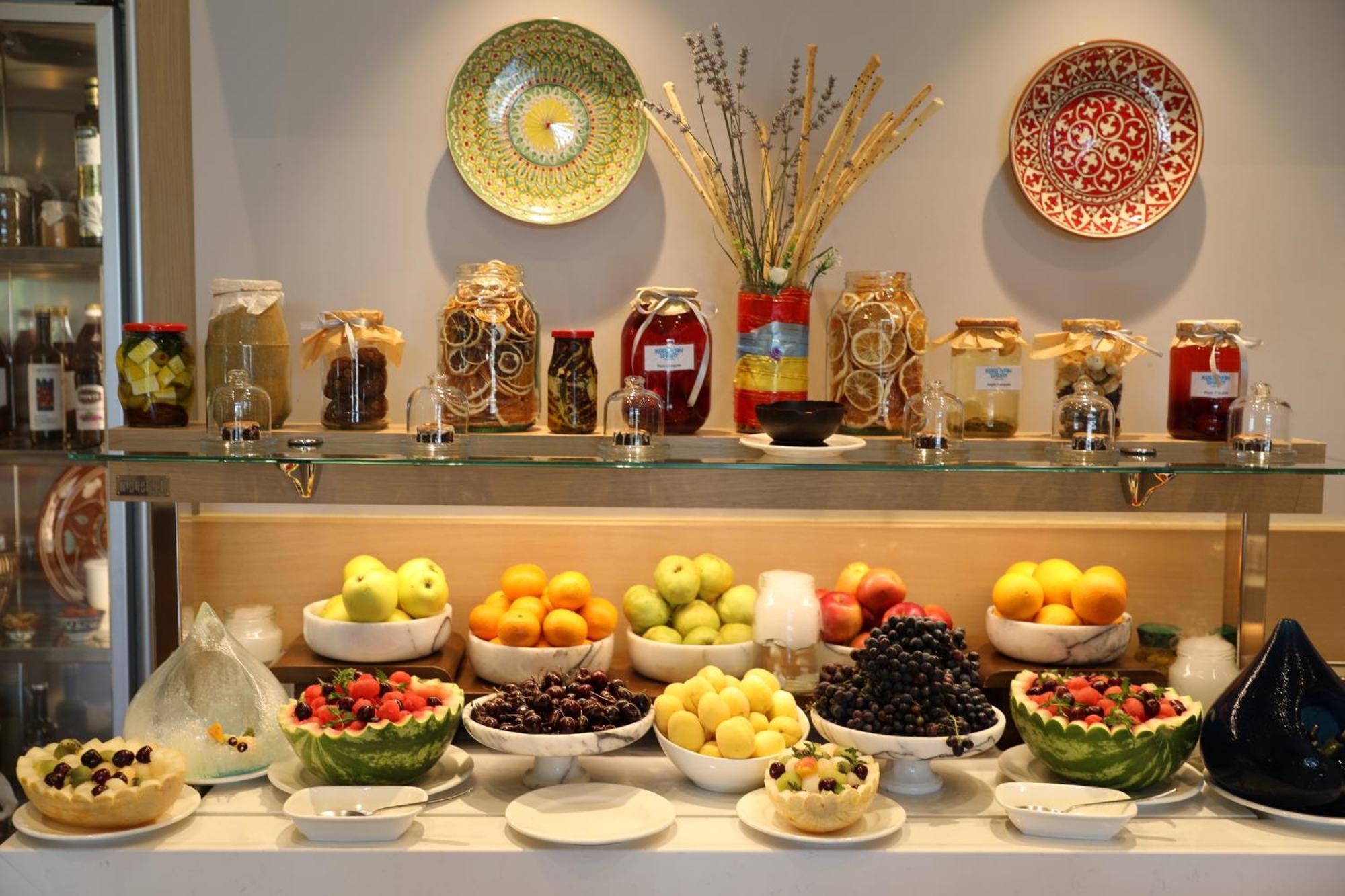 Karavansaray Turkistan Harbour Hotel -Flying Theatre Access Buitenkant foto A fruit salad bar
